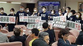 不滿深澳電廠環評  藍委要李應元下台（1）立法院社會福利及衛生環境委員會15日邀請行政院環境保護署署長李應元列席報告業務概況，國民黨立委不滿深澳燃煤電廠環評14日晚間過關，且關鍵是環保署副署長詹順貴投下的一票，在會議開始前就批評「根本是打假球」，並要求修改議程，並高喊「詹順貴下台」。中央社記者余曉涵攝  107年3月15日