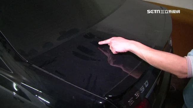 停車場施工未告知　賓士慘變大花臉