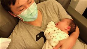 ▲嚴立婷po出老公抱女兒的憨樣。（圖／翻攝自IG）