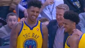 Steve Kerr巧妙化解怒氣，三人相視而笑（圖／翻攝自YouTube）