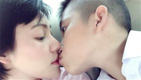 艾美PO出跟兒子嘴對嘴的照片，被痛批是亂倫。（圖／翻攝自IG）