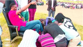 先知,神棍,舔腳,牧師,鞋子,Andrew Ejimadu,奈及利亞　圖／翻攝自臉書