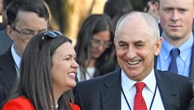 白宮新聞秘書莎拉·桑德斯（Sarah Huckabee Sanders，左）與白宮副幕僚長李德爾（Christopher Liddell）（圖／美聯社／達志影像）