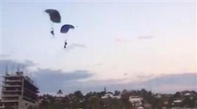 滑翔翼空中相撞　墨西哥女遊客翻180墜地 圖／翻攝自英國《每日郵報》