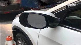 疑停車糾紛？休旅車霸停公有道路　後照鏡遭人惡意扳壞
