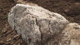 中國靜山高僅60公分　被女子隨地小便長不高（圖／翻攝自梨視頻）