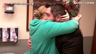 女友哭成淚人兒　一秒變浪漫求婚