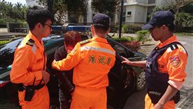 越南偷渡客又10人落網　警研判大規模偷渡多名越南籍偷渡客19日凌晨從台東達仁海邊上岸，2人溺斃，19日晚間深夜海巡和警方又在附近逮捕10名偷渡客，警方研判是大規模偷渡行動。中央社記者盧太城台東攝　107年3月20日