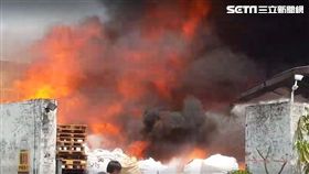 高雄鳥松區水管路有一間塑膠工廠今（20）日發生火警，由於火勢猛烈，在10公里外都能看見現場的濃煙直達天際，消防局獲報後立即搶救，詳細的起火原因還有待釐清。（圖／翻攝畫面）
