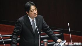 國民黨立委蔣萬安送書「做工的人」給行政院長賴清德。 圖／記者林敬旻攝