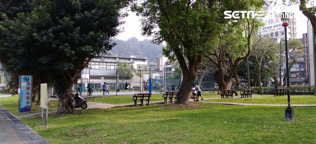 公園切蛋糕慶生　竟遭人持刀砍倒在地