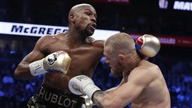 ▲前世界拳王梅威瑟（左）和UFC名將麥克格雷上演「跨界大戰」。（圖／美聯社／達志影像）