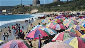 墾丁3天2夜自由行優惠行程　港客愛北部民眾到墾丁遊玩2天1夜動輒一人新台幣上萬元，屏東縣政府鼓勵業者推出優惠套裝行程，墾丁3天2夜自由行，每人最低只要5199元起，業者表示，推出後很受港客歡迎。圖為墾丁海岸擠滿大批戲水民眾。（資料照片） 中央社記者郭芷瑄攝　106年8月31日