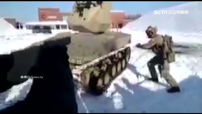 俄兵空手接子彈　老闆穿防彈衣親挨槍