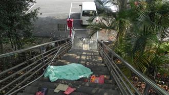 貨車暴衝　將老翁撞下樓梯當場輾斃
