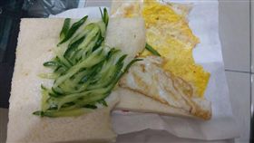 網友買了鮪魚蛋卻沒放鮪魚，早餐店阿姨竟還懷疑是他舔光。（圖／翻攝爆怨公社）