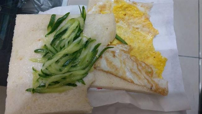 鮪魚蛋裡沒鮪魚…早餐店竟拗是他舔光