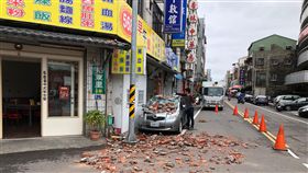 苗栗苑裡磚瓦崩落砸毀轎車　車體凹陷苗栗縣苑裡鎮一棟樓房屋頂的磚瓦飾牆20日突然大片崩落，停在樓房旁一輛轎車遭大量瓦片砸中，車頭、引擎蓋嚴重凹陷，擋風玻璃碎裂。中央社記者管瑞平攝　107年3月20日