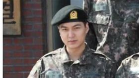 李敏鎬在部隊的軍裝照曝光。（圖／翻攝自微博）