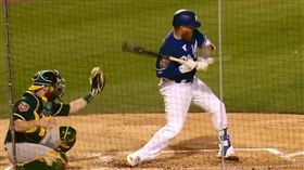 ▲透納被近身球打中手腕。（圖／截取自比賽畫面）