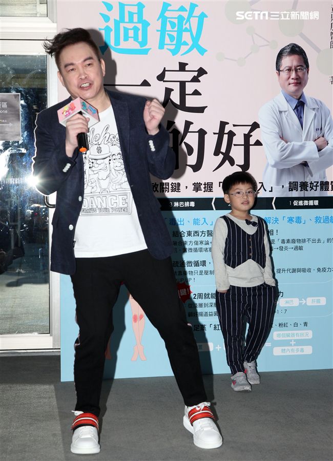 康康一家大小為小朋友過敏拍MV「過敏一定治的好」。（記者邱榮吉/攝影）