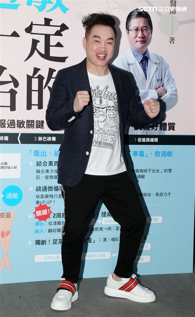 康康一家大小為小朋友過敏拍MV「過敏一定治的好」。（記者邱榮吉/攝影）