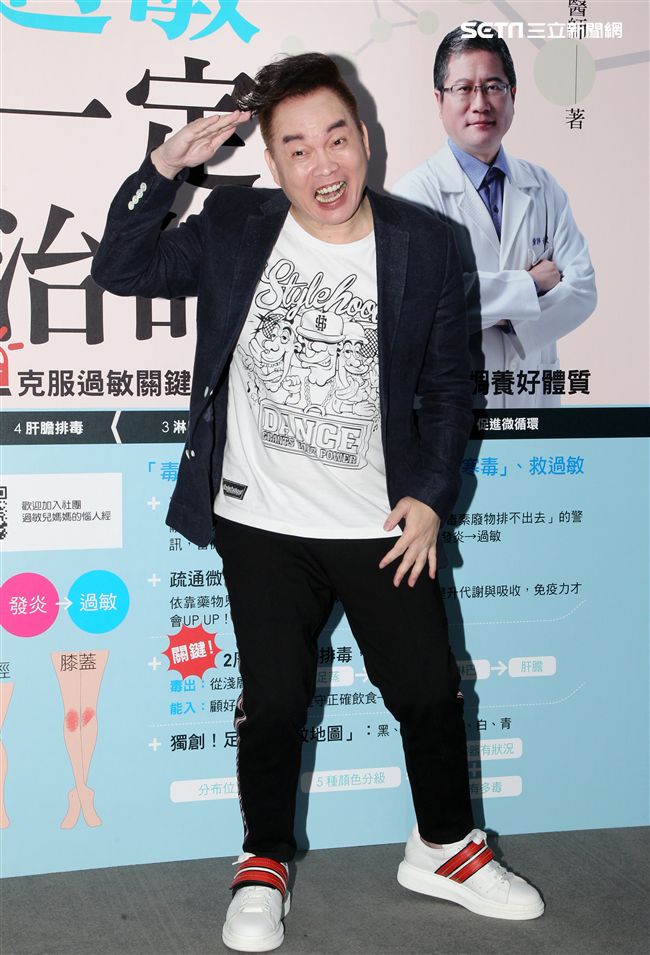 康康一家大小為小朋友過敏拍MV「過敏一定治的好」。（記者邱榮吉/攝影）