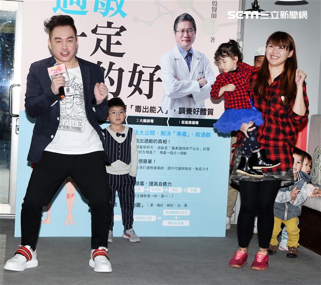 康康一家大小為小朋友過敏拍MV「過敏一定治的好」。（記者邱榮吉/攝影）