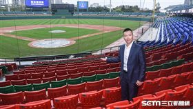 富邦悍將主場新莊球場開幕記者會，領隊蔡承儒導覽球場內部設施。 圖／記者林敬旻攝
