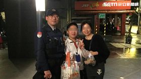 男童在七張站走失，母親在站外焦急等待，俞姓警員協助兩人團圓（翻攝畫面）