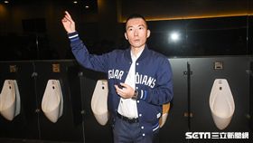 富邦悍將主場新莊球場開幕記者會，領隊蔡承儒導覽球場內部設施，男廁。 圖／記者林敬旻攝