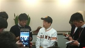 日本讀賣巨人隊公開捐款給花蓮震災，謝長廷開球。