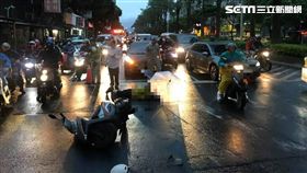 台北,休旅車,暴衝,車禍,機車,騎士,命危,碾壓(圖/翻攝畫面)