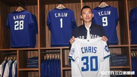 富邦悍將主場新莊球場開幕記者會，領隊蔡承儒親自示範製作球迷專屬球衣。 圖／記者林敬旻攝