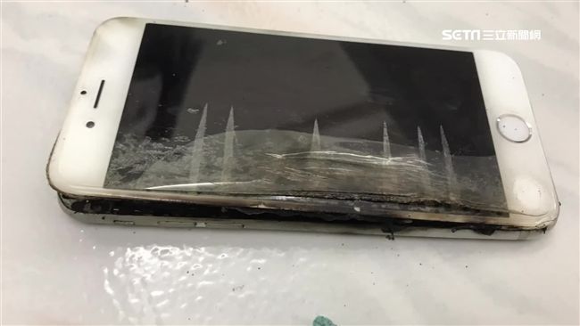 手機快充線藏危機　邊充邊玩易爆炸