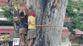泰國2名男童偷拿寺廟的錢遭廟方綁在樹上鞭打（圖／翻攝自臉書แหม่มโพธิ์ดำ）
https://www.facebook.com/queentogetherisone/photos/a.872227856213717.1073741828.871684976268005/1226507260785773/?type=3&theater