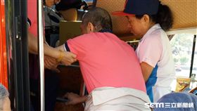 台灣失智症協會賴德仁理事長說，現階段遊覽車的無障礙設施仍有待努力，上下遊覽車的不便讓許多中重度失智者無法參與出遊。（圖／台灣失智症協會提供）