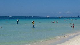 長灘島遊客戲水