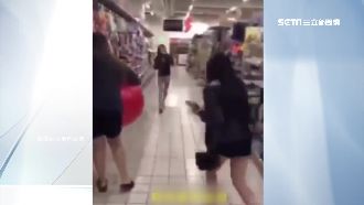 3女賣場踢球惡搞　網友炮轟：家教呢