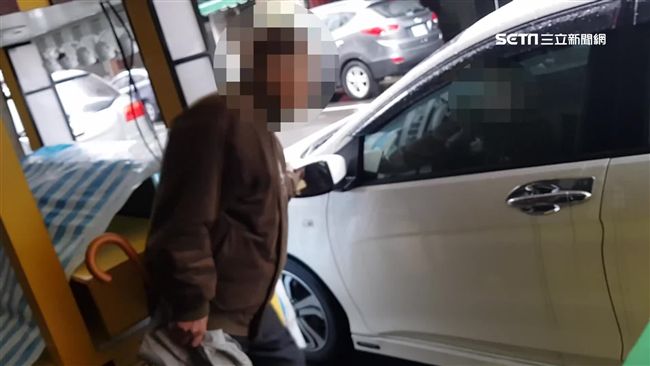 白天車停夜市　狂伯怨擋車扳斷後照鏡