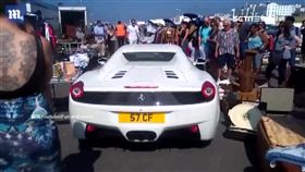 停車小心惹禍上身　車輛慘遭攤販霸氣圍堵