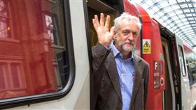 俄羅斯駐英國大使館外交官撤離大使館（圖／翻攝自推特）