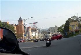 闖紅燈,綠燈,衝第一,車禍,三寶,悲劇,爆料公社　圖／翻攝自臉書爆料公社