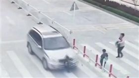 大陸,廣西,百色市,媽媽,玩手機,小孩,車禍,微博,看看新聞　圖／翻攝自微博