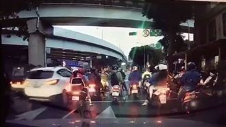 休旅車綠燈暴衝輾騎士　監視器曝光