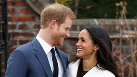 哈利王子與未婚妻梅根馬克爾將在5月舉行婚禮，兩人選定婚禮蛋糕。（圖／翻攝twitter）