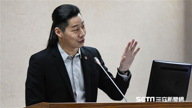 國防部廣告　林昶佐：明顯就是用抄的