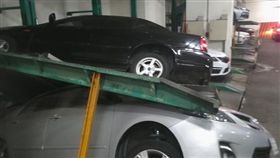 停車停到一半…升降機變大怒神「車砸落」！車主嚇到失神
爆料公社