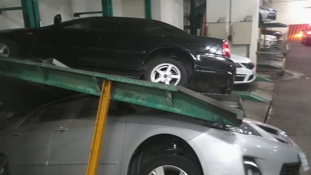 車停到一半…上層車突砸落　他急逃生