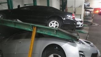 車停到一半…上層車突砸落　他急逃生